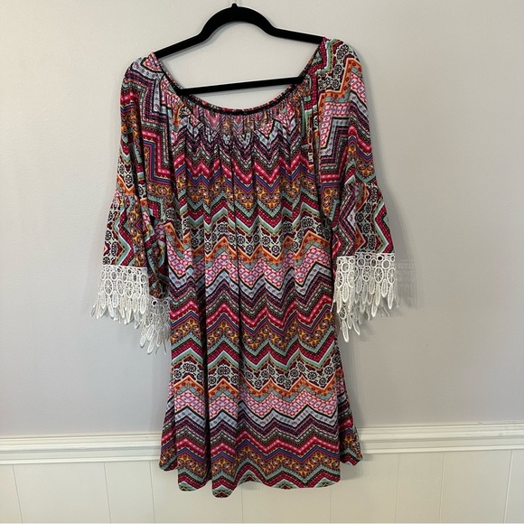 Women’s Boutique 3/4 Flowy Lace Sleeve Rounded Neck Multicolor Design Top GUC - Picture 7 of 7